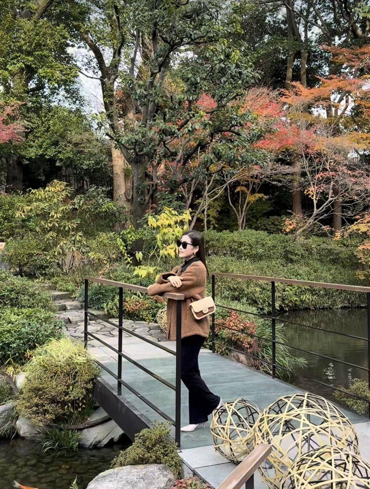 “马来西亚最美千金”游日名牌包晒不完　百万爱马仕变“妈妈包” 时尚穿搭 图2张
