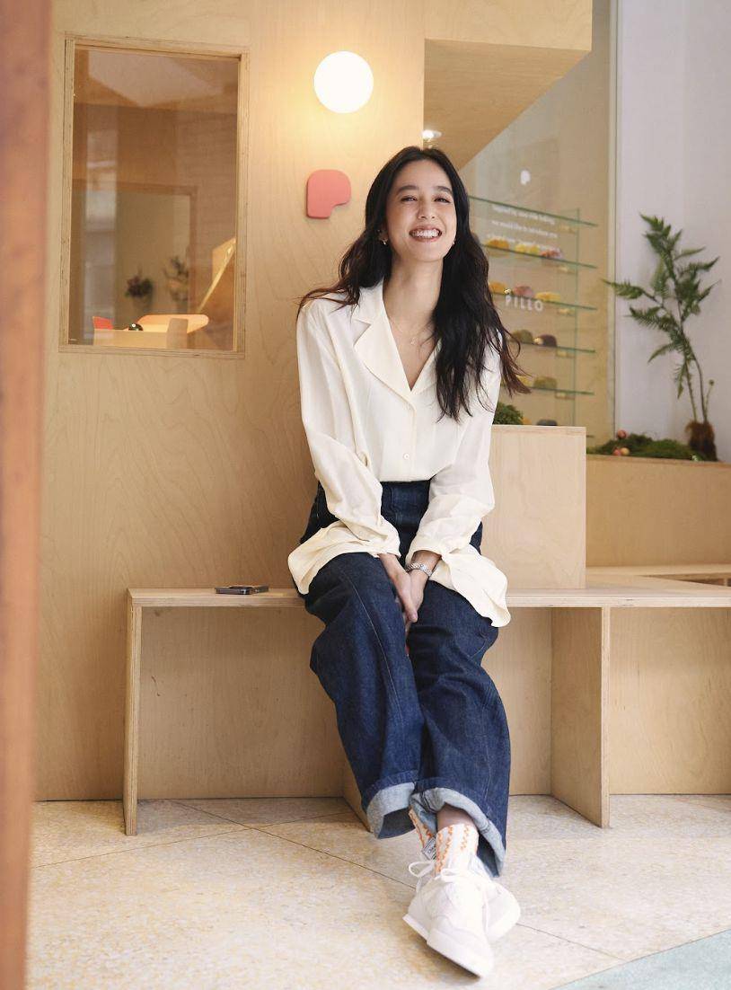林郁婷穿Chloé时髦小白鞋上场！全新Kick“拳击芭蕾舞鞋”梦幻裸粉色必收 名人名流 图2张
