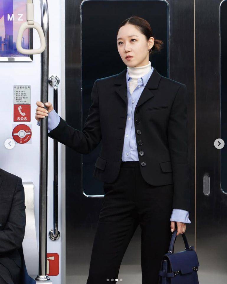 “行走衣架”孔晓振示范最潮上班穿搭　手拎25万包秀时髦气场 时尚穿搭 图1张