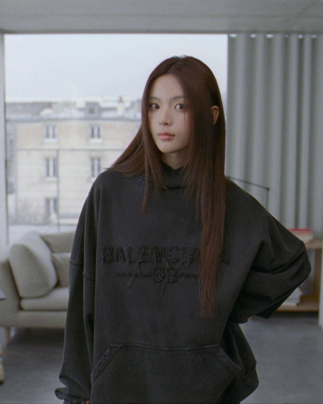 BALENCIAGA极简新作Hampton必收！春节Rodeo水钻包、新款式一次看 时尚穿搭 图6张
