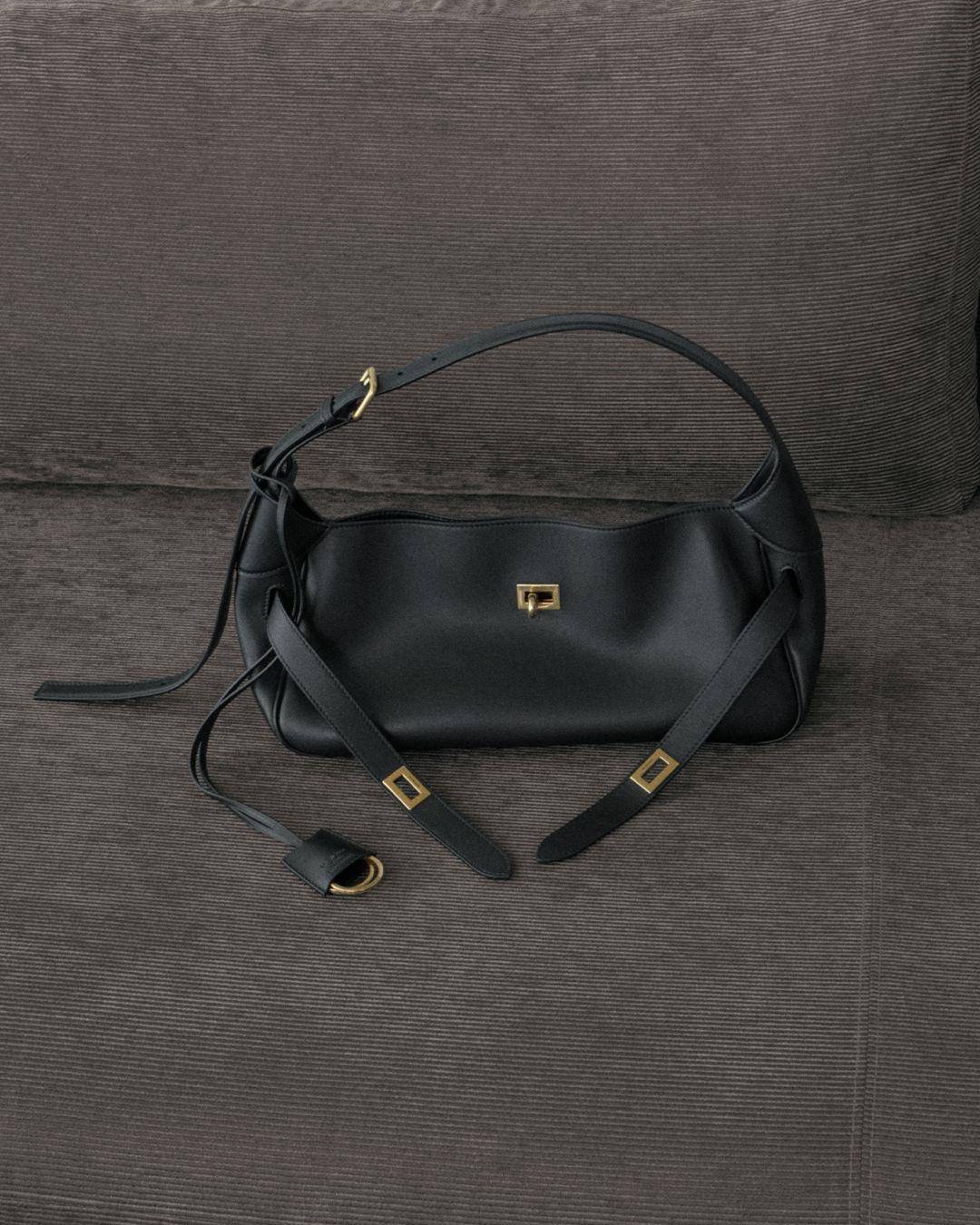 BALENCIAGA极简新作Hampton必收！春节Rodeo水钻包、新款式一次看 时尚穿搭 图8张