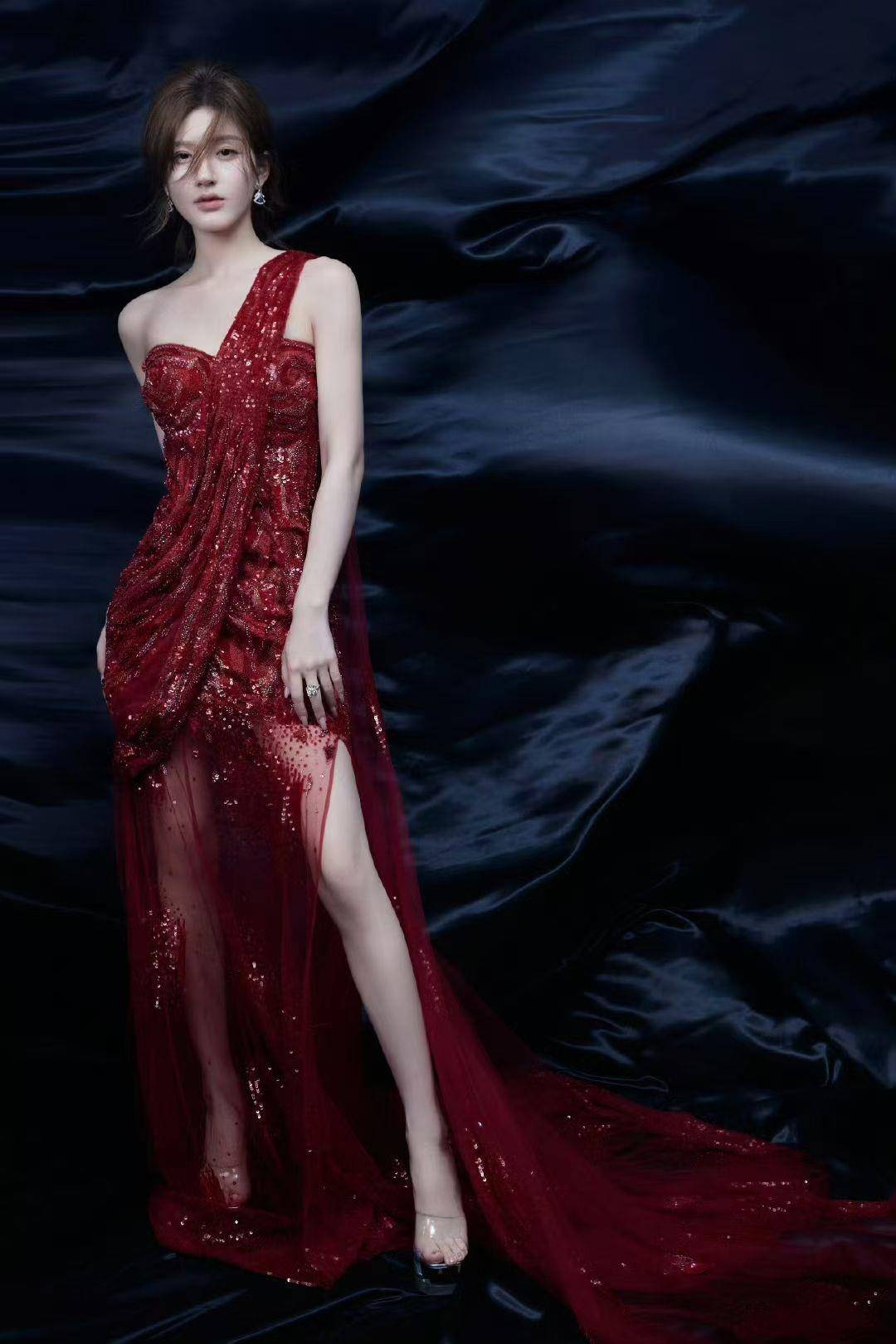 盘点绝美红礼服造型！Lisa薄纱透出S曲线、舒淇穿BV流苏裙气场全开 名人名流 图1张