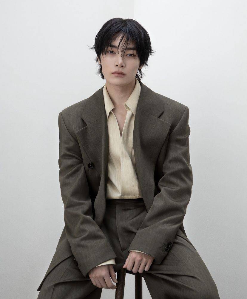 日中国台湾宝级美男目黑莲帅照电翻！换超辣露肩上衣　抢晒FENDI春夏新包 名人名流 图5张