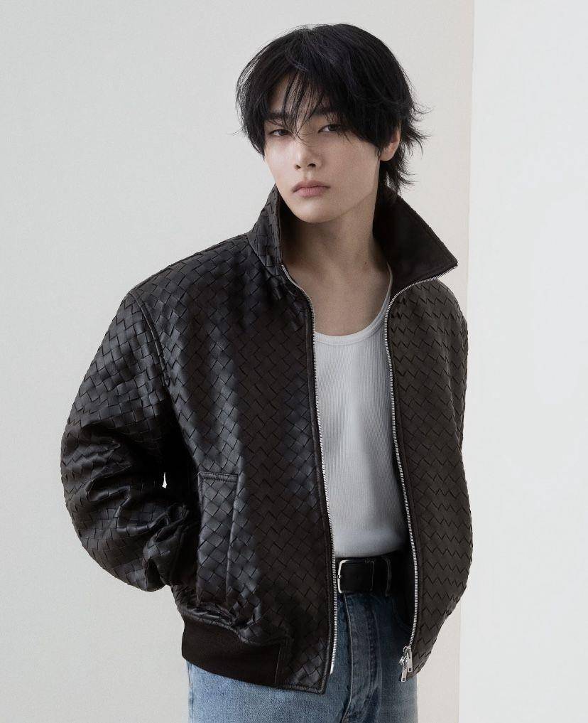 日中国台湾宝级美男目黑莲帅照电翻！换超辣露肩上衣　抢晒FENDI春夏新包 名人名流 图6张