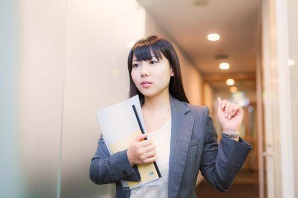 ▲▼女孩,两性,感情,职场。（图／翻摄PAKUTASO）