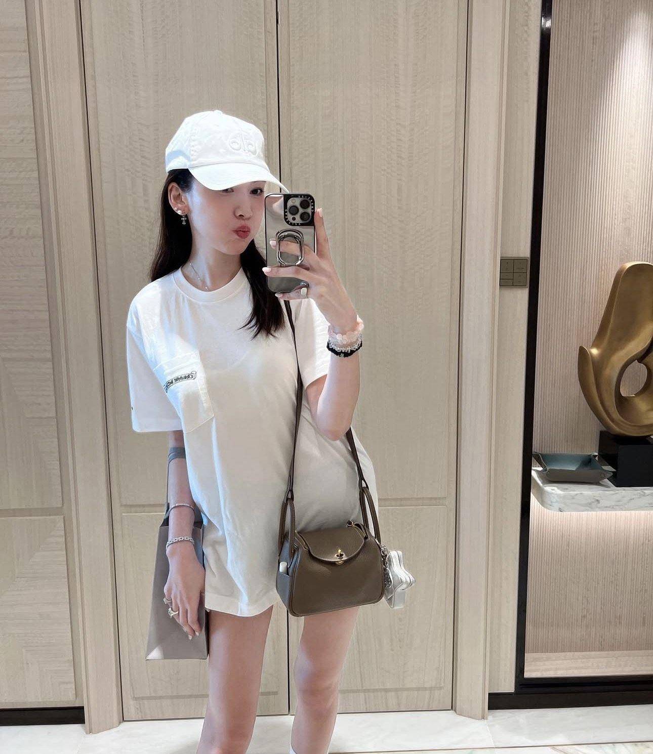 陈若仪香奈儿吊带裤不穿好凉一下　背爱马仕迷你包畅游新加坡 名人名流 图3张