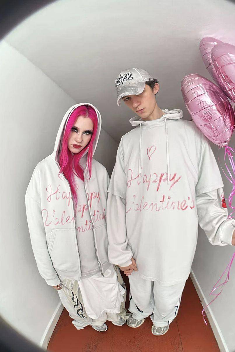 情人节送礼推荐！Balenciaga手绘帽T告白神器、GUCCI裸粉短夹好浪漫 时尚穿搭 图1张