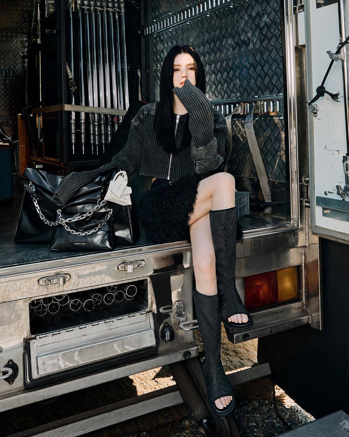 韩韶禧一次背“三颗小CK”暗黑新造型辣又帅！女神同款千元入手 名人名流 图3张