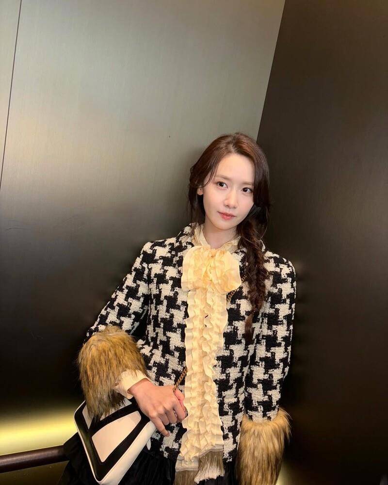 润娥出道17年不败的少女感　5款日常到聚会精品包跟着她挑就对 时尚穿搭 图2张