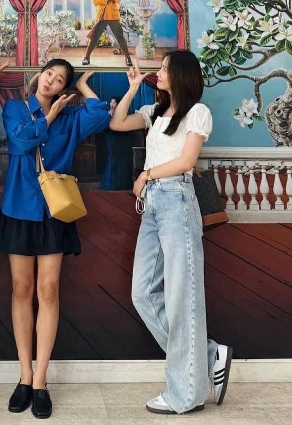 润娥出道17年不败的少女感　5款日常到聚会精品包跟着她挑就对 时尚穿搭 图4张