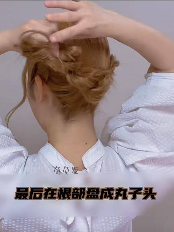 高领、围巾最适配发型！不会三股辫也能绑出华丽花苞头 最新资讯 图3张