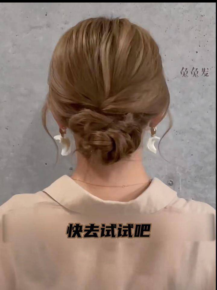 高领、围巾最适配发型！不会三股辫也能绑出华丽花苞头 最新资讯 图7张