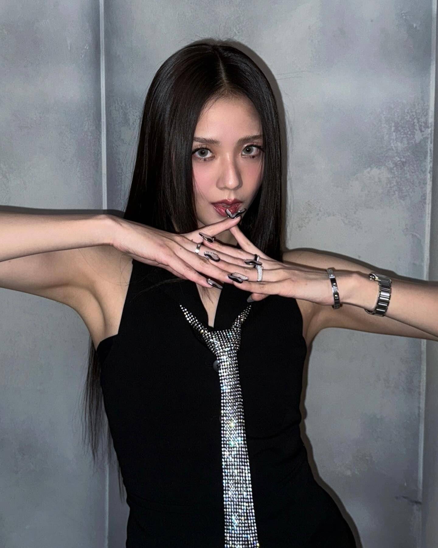 Jisoo学院风穿搭照样贵气　卡地亚坦克表、LOVE珠宝戴好戴满 奢侈品牌 图1张