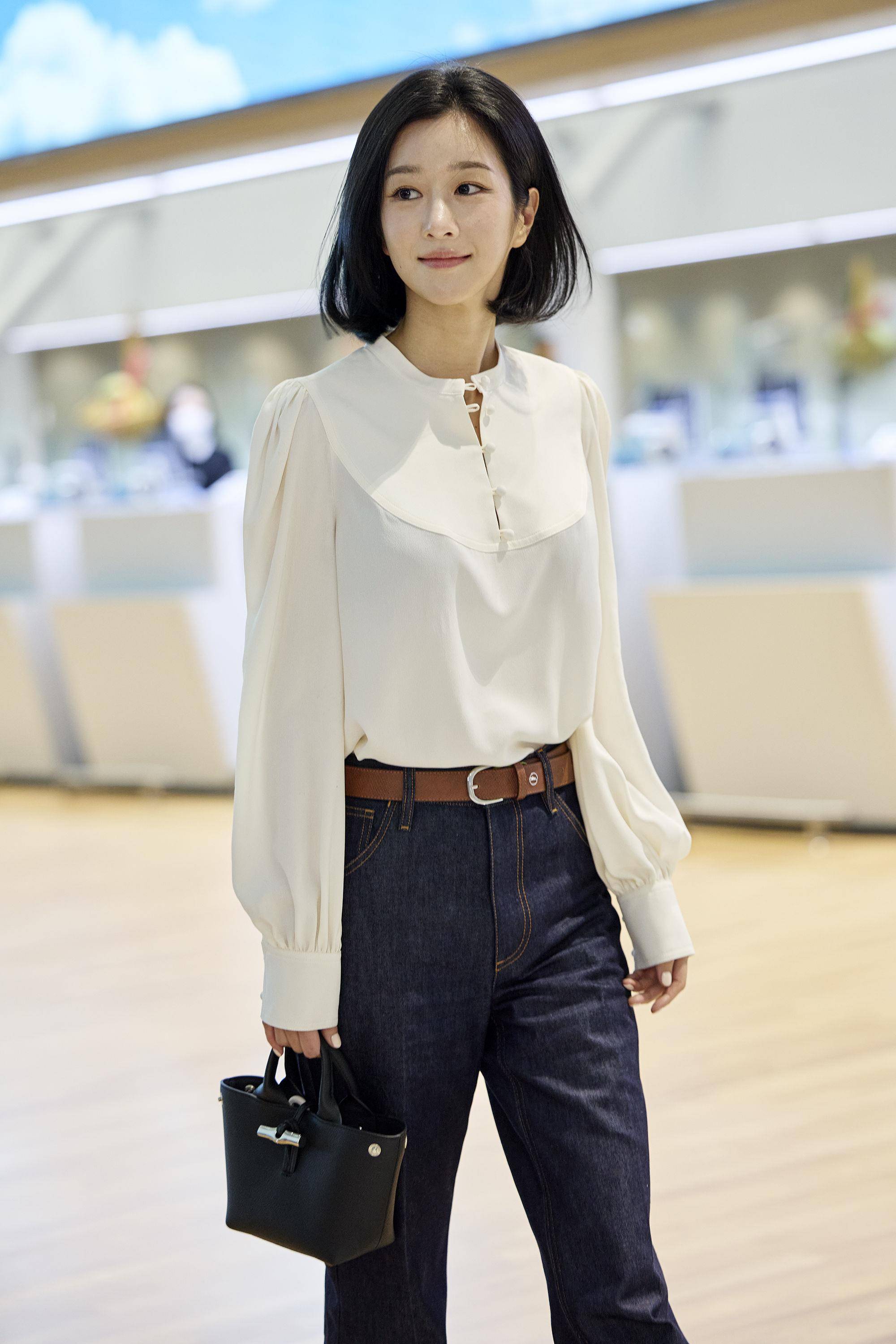 徐睿知机场时尚撞包林智妍！拎黑白Longchamp竹节扣包　私服也美翻天 名人名流 图2张