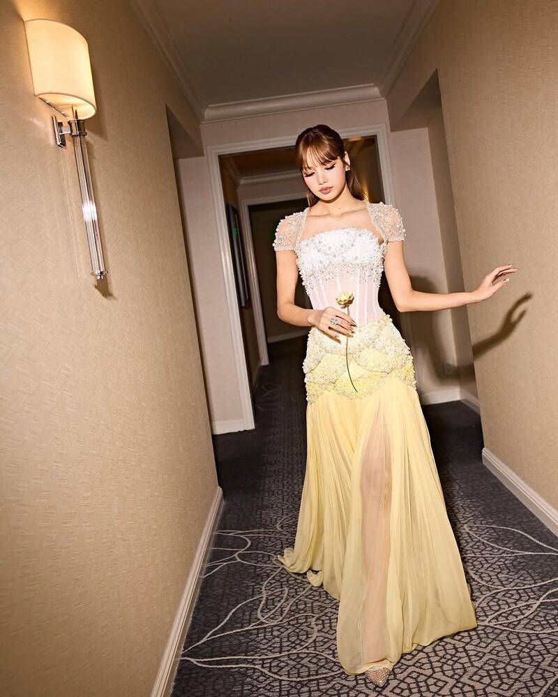 Lisa《白莲花大饭店3》首映同款高跟鞋神到了　蝴蝶结＋水钻英国皇室也爱穿 时尚穿搭 图1张