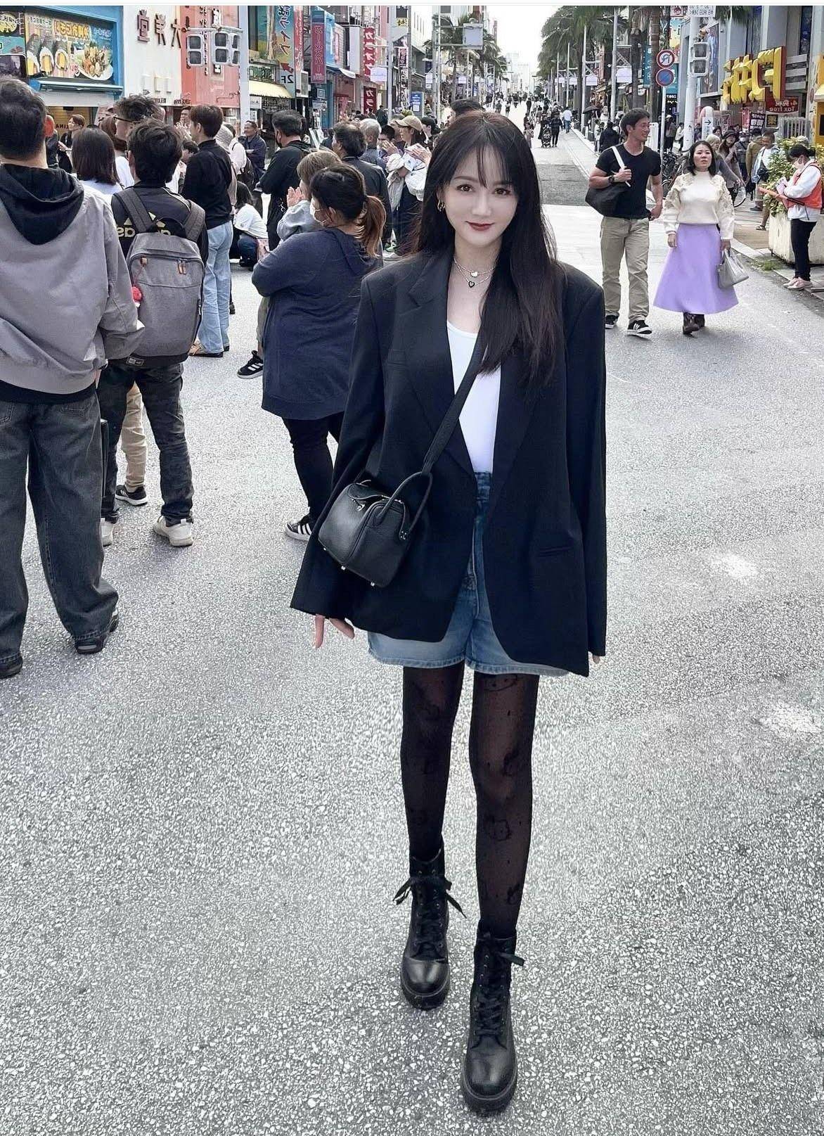 陈乔恩拎爱马仕热卖包游冲绳　Hello Kitty丝袜美腿也吸睛 时尚穿搭 图2张