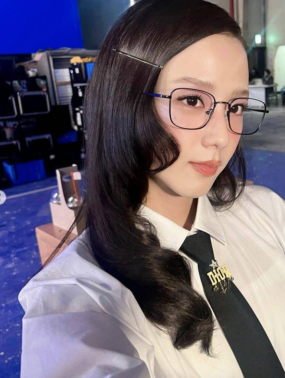 Jisoo新歌造型变性感特务！齐浏海搭暗黑妆容、换上白衬衫又超甜美 名人名流 图1张