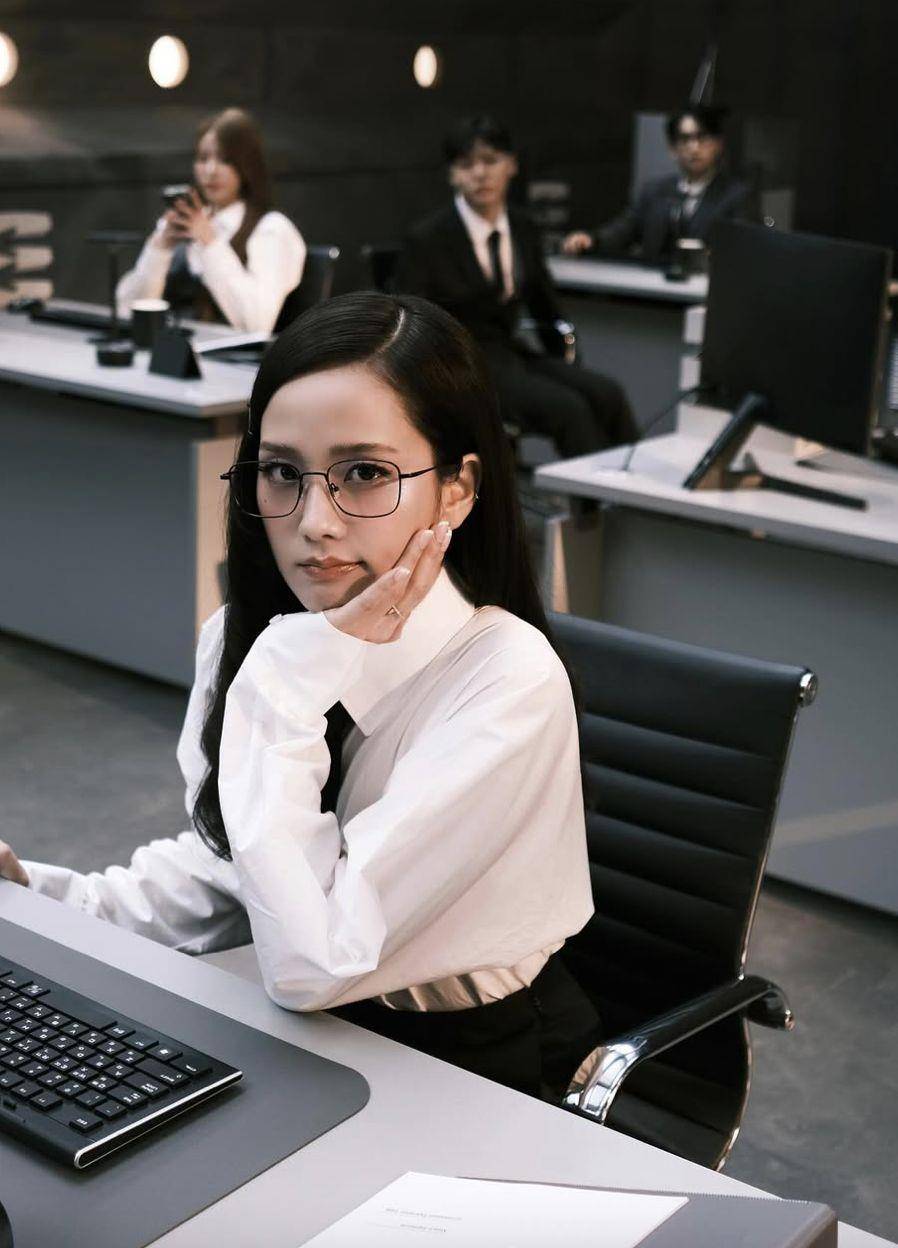 Jisoo新歌造型变性感特务！齐浏海搭暗黑妆容、换上白衬衫又超甜美 名人名流 图2张