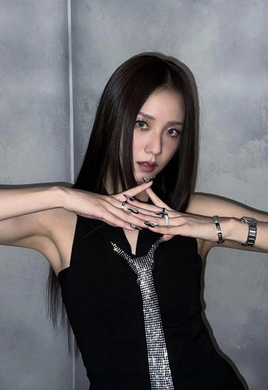 Jisoo新歌造型变性感特务！齐浏海搭暗黑妆容、换上白衬衫又超甜美 名人名流 图4张