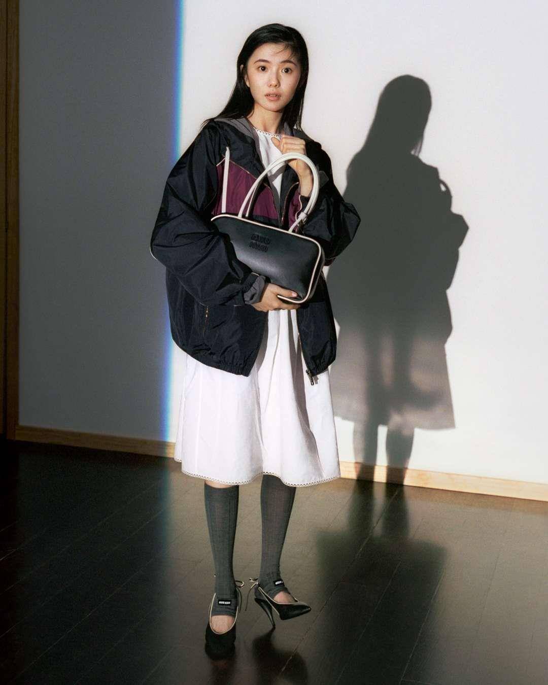 包开箱／Minnie示范Miu Miu保龄球包！全新撞色“Beau”2种尺寸都可爱 时尚穿搭 图1张