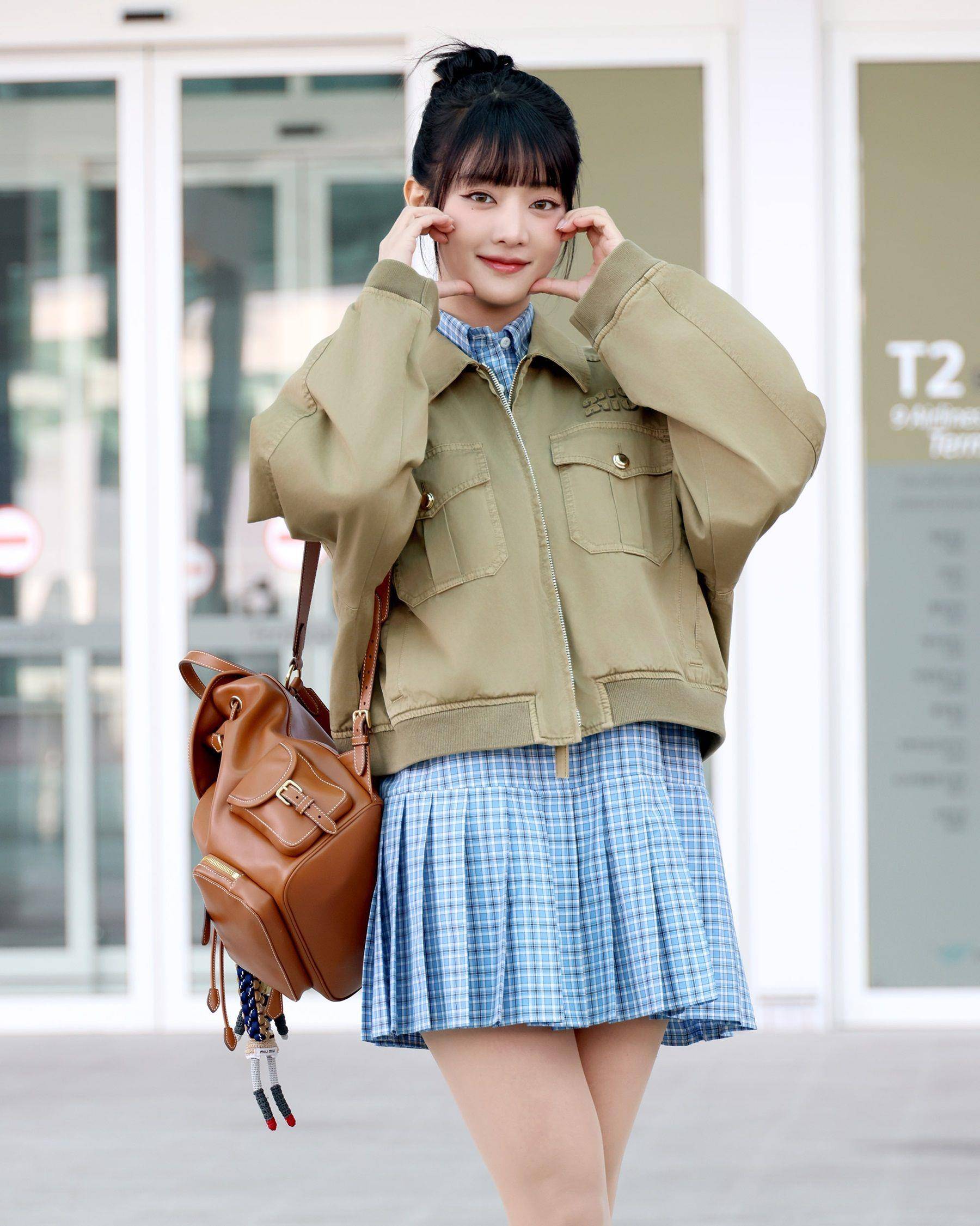 张员瑛露长腿“爱心浏海”藏亮点！16岁Ella变Miu Miu女孩机场时尚美翻 名人名流 图4张