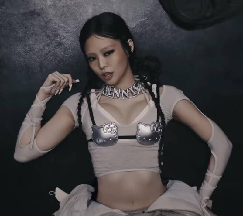 Jennie新歌MV“凯蒂猫胸衣”即将卖爆　60位舞者服装出自他手 最新资讯 图3张