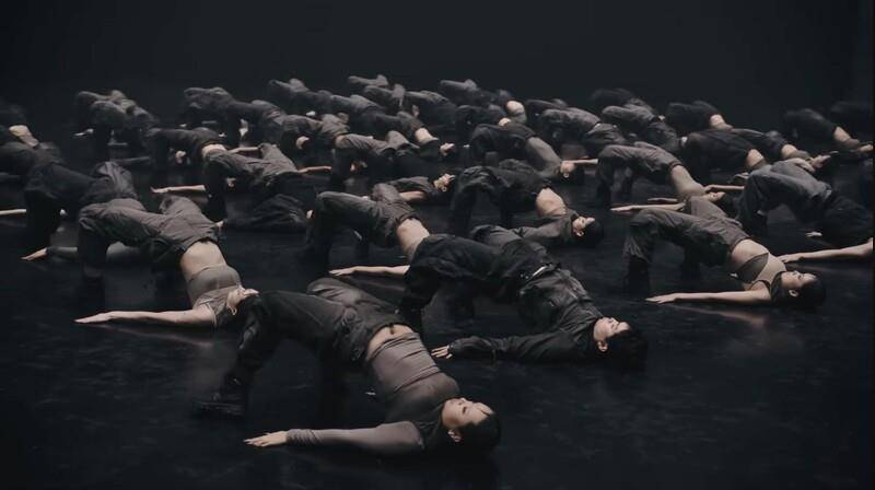 Jennie新歌MV“凯蒂猫胸衣”即将卖爆　60位舞者服装出自他手 最新资讯 图5张