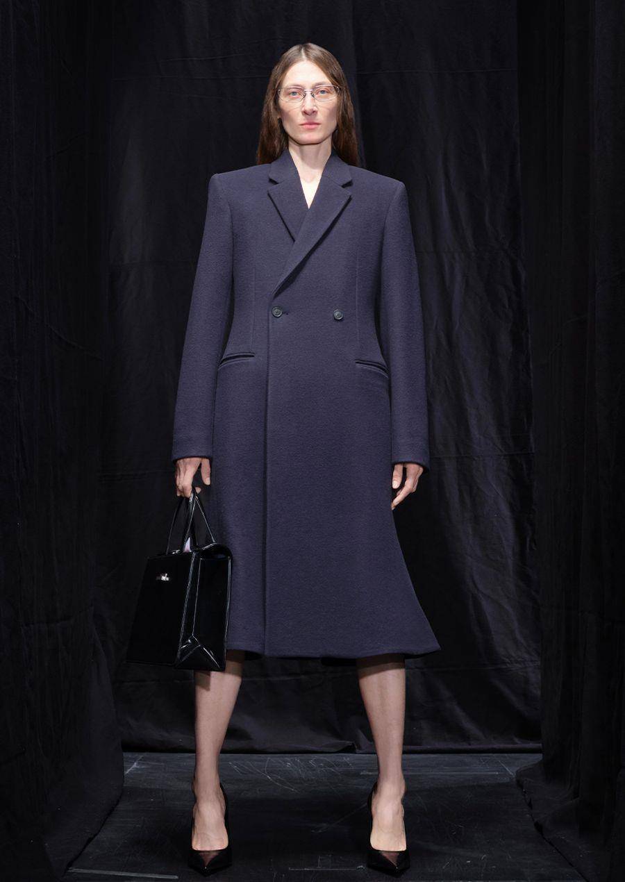 巴黎时装周／Balenciaga时髦上班族日常！极简公事包、PUMA联名鞋首公开 时尚穿搭 图2张