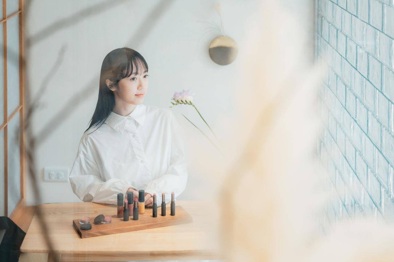 试开箱／2025日系彩妆趋势“极繁主义”当道！大面积色块、小烟熏眼妆回归 最新资讯 图1张
