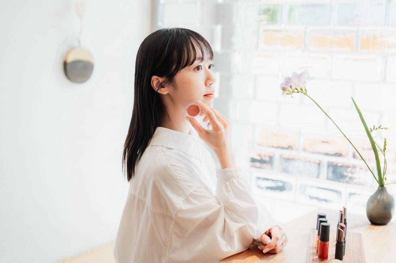试开箱／2025日系彩妆趋势“极繁主义”当道！大面积色块、小烟熏眼妆回归 最新资讯 图3张