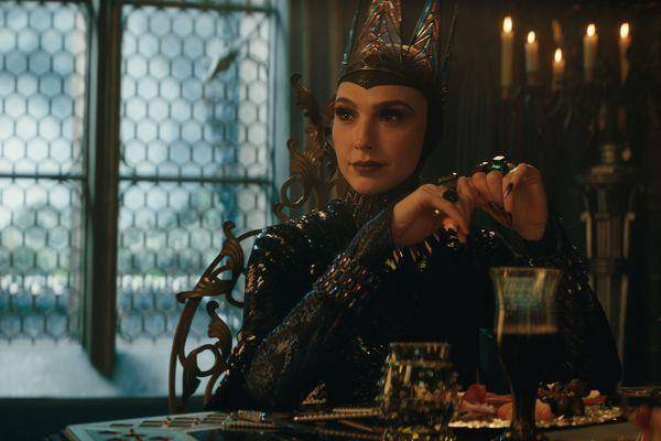 《白雪公主》毒苹果坠诱人戴上　Pandora魔镜坠饰竟会浮现坏皇后 时尚穿搭 图8张