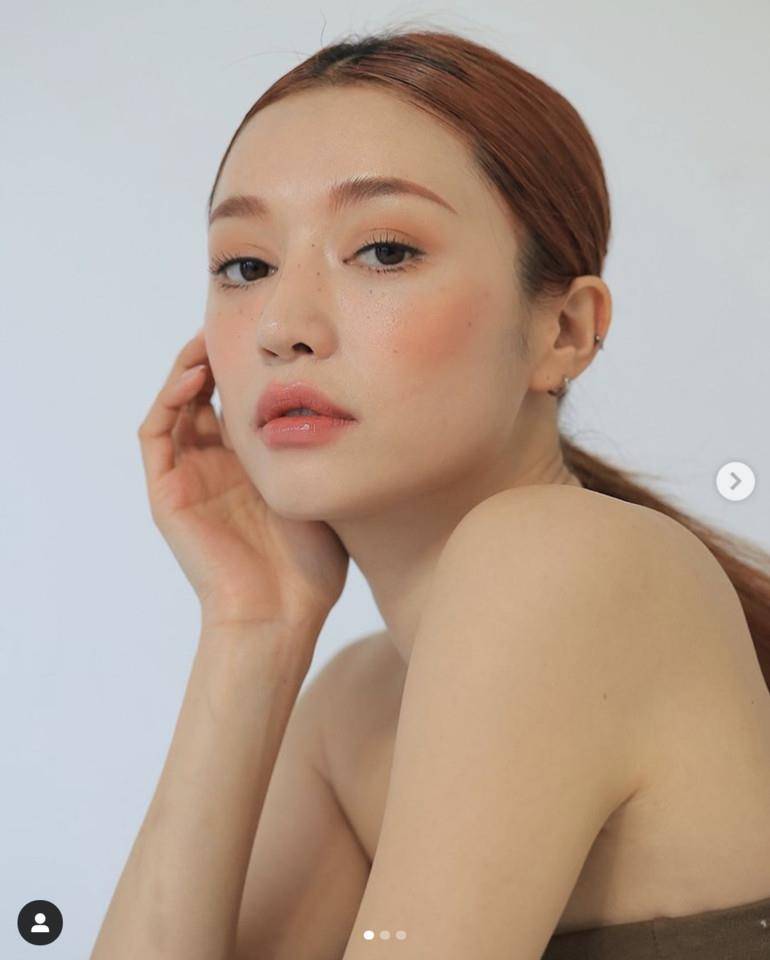 ▲彩妆,唇膏,打亮饼,修容,定妆喷雾。（图／IG）