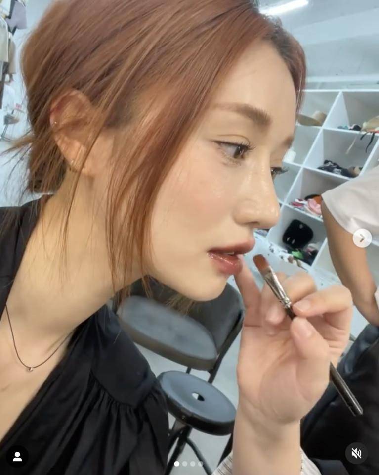 ▲彩妆,唇膏,打亮饼,修容,定妆喷雾。（图／IG）