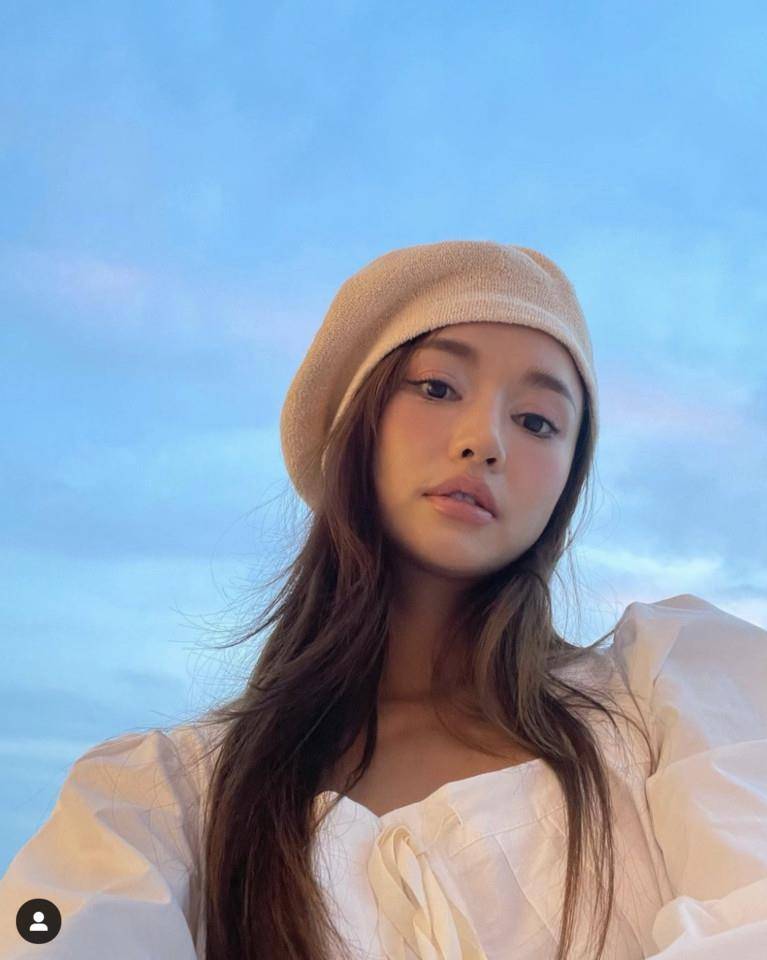 ▲彩妆,唇膏,打亮饼,修容,定妆喷雾。（图／IG）