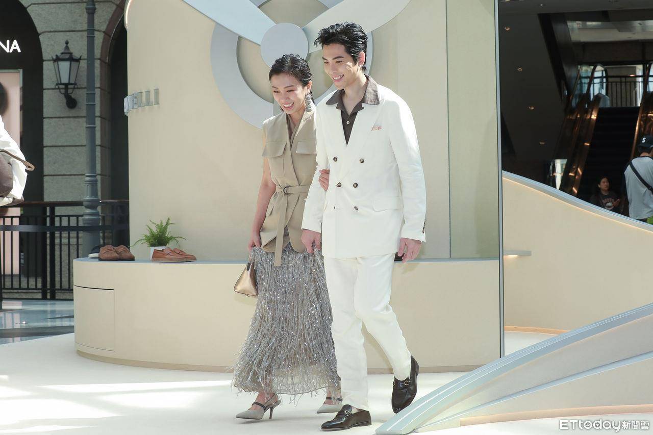 萧敬腾与Summer婚后首合体放闪　站台妻爱牌甜喊“我负责消费” 时尚穿搭 图4张