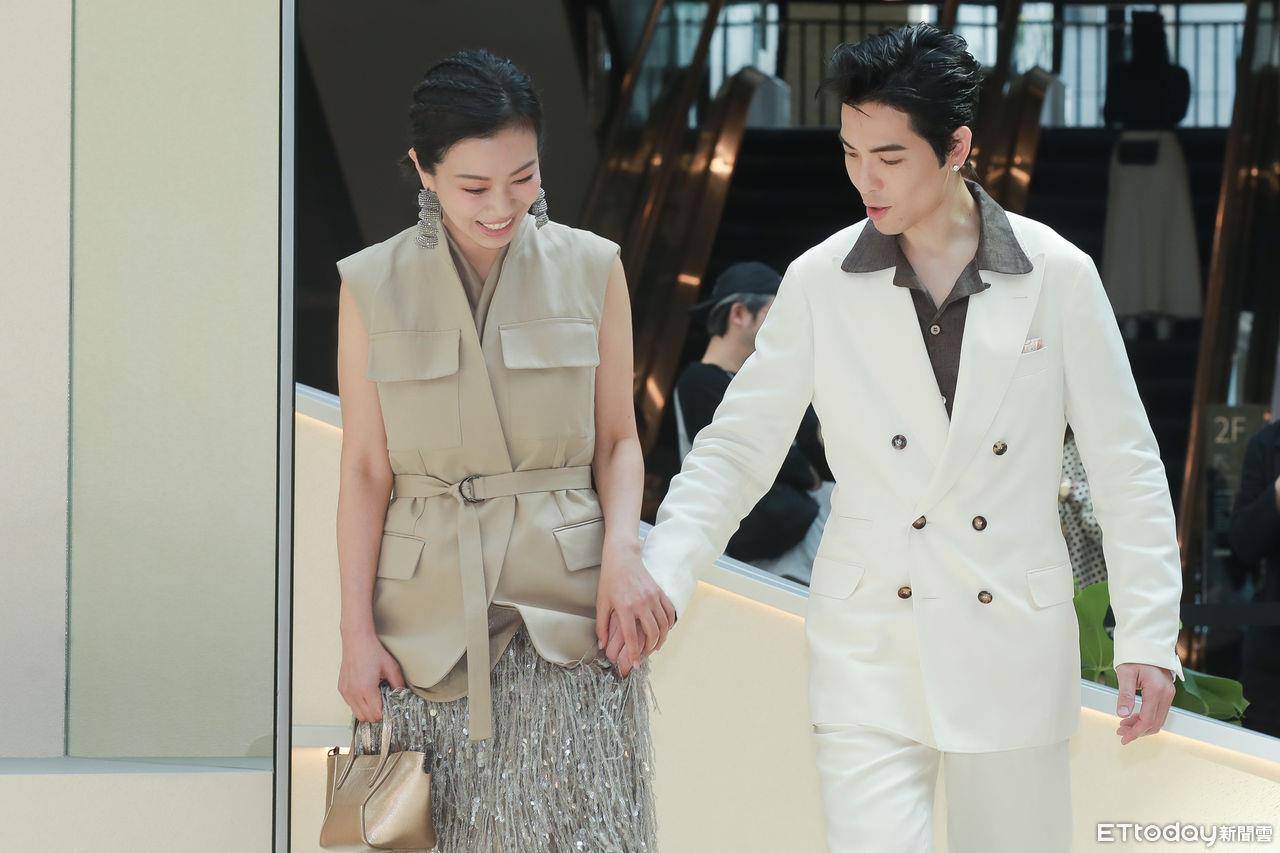 萧敬腾与Summer婚后首合体放闪　站台妻爱牌甜喊“我负责消费” 时尚穿搭 图2张