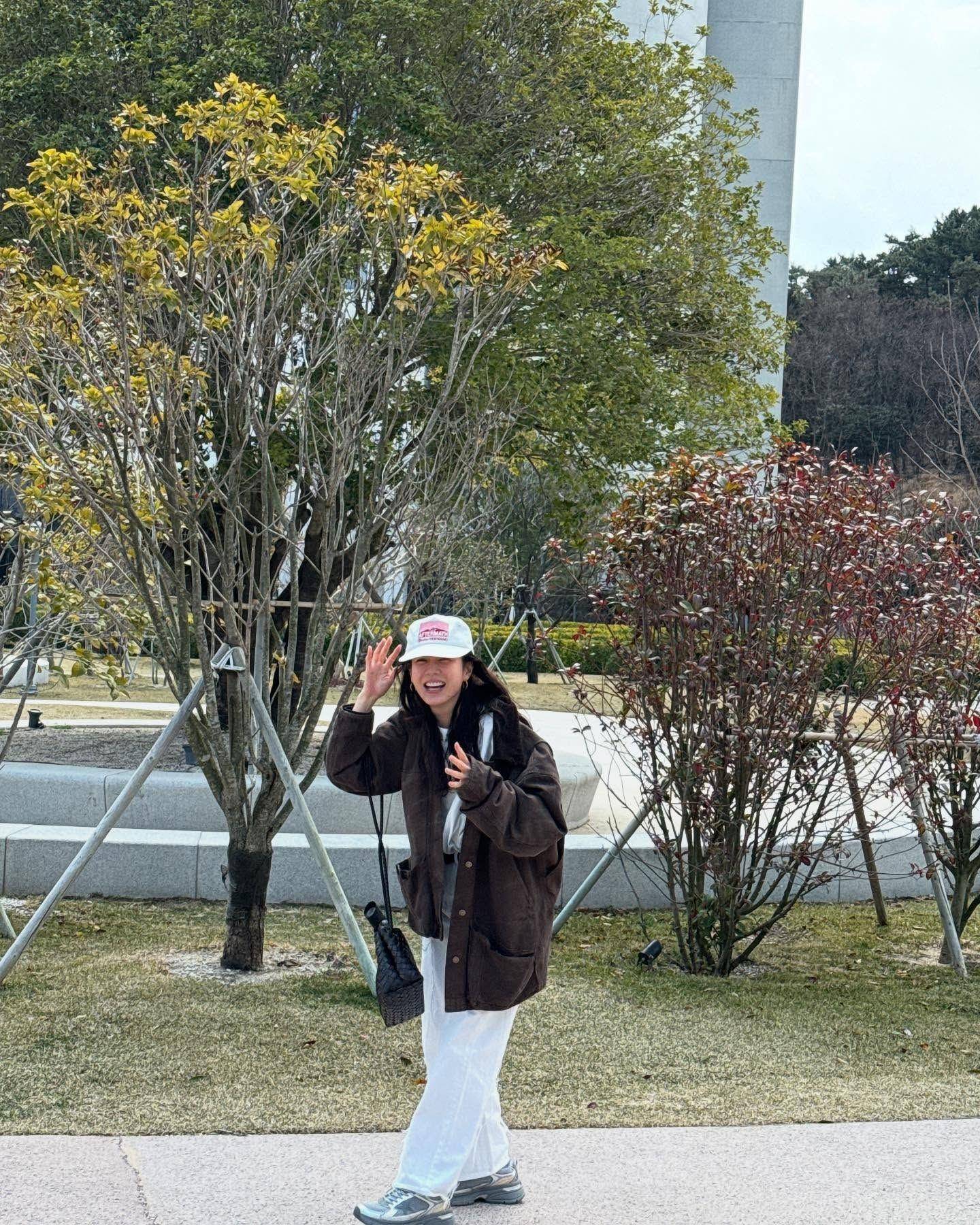 孙艺真零Logo穿搭样样是精品　上三星餐厅服仪满分 名人名流 图4张