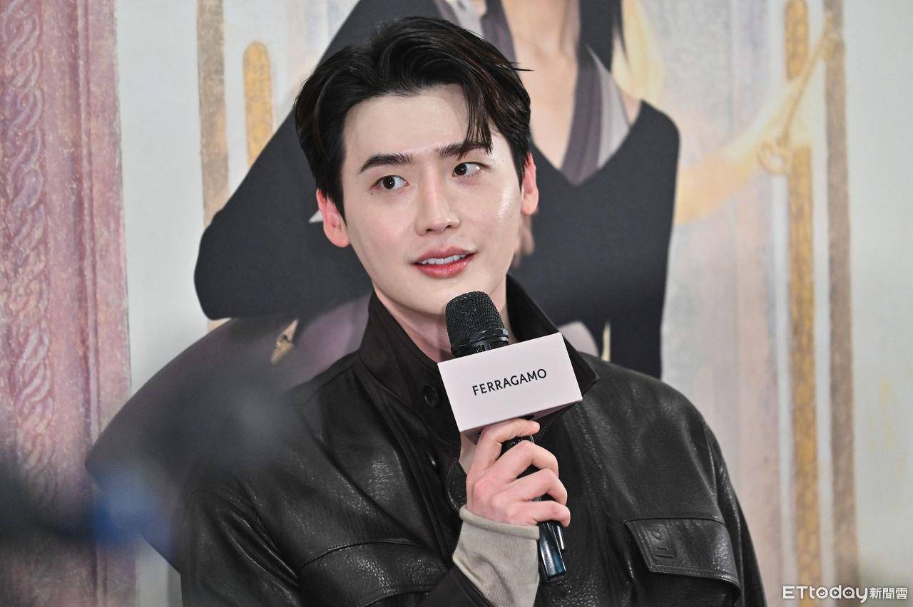 李钟硕来台超暖问候“各位是不是很热”　穿FERRAGAMO皮衣狂送粉丝福利 名人名流 图3张