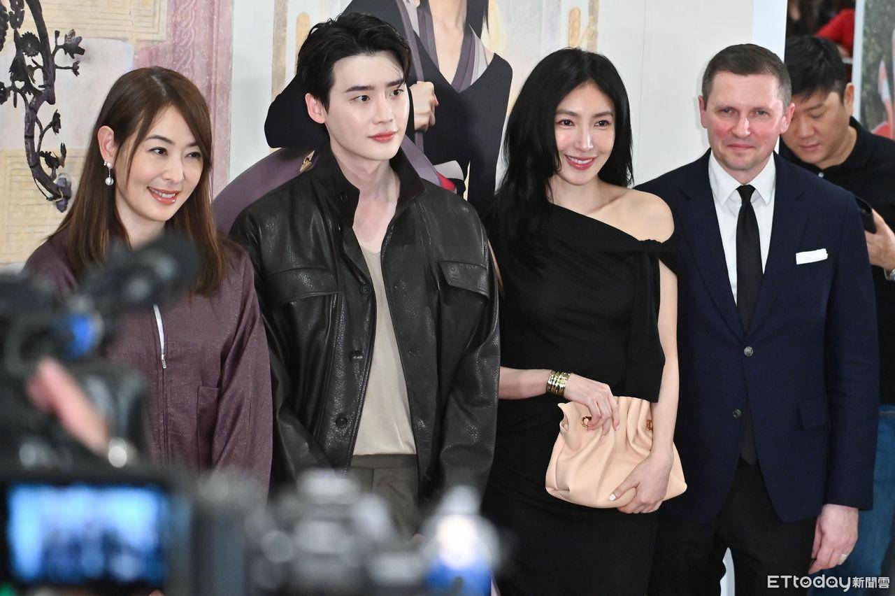 杨谨华与男神李钟硕同框！“立刻购入鞋”抢逛FERRAGAMO台北101新店 名人名流 图1张