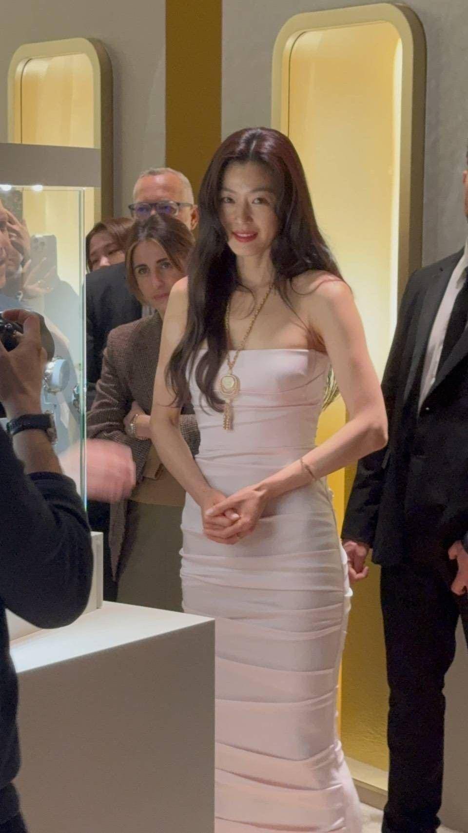 表展直击／全智贤礼服造型尽显完美曲线　搭项炼表女神气场无敌 名人名流 图1张