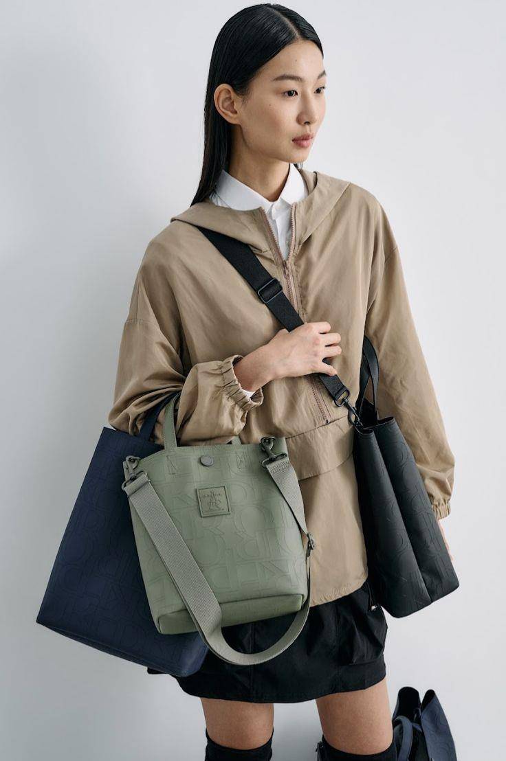 LeSportsac x Roberto Cavalli话题联名开卖！斑马纹轻量款、空气包必收 时尚穿搭 图9张