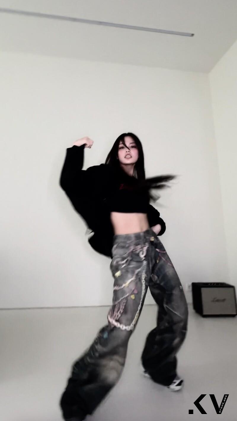 Jennie巴黎巡演“糖果炼条裤”被热搜　3D印刷打造连NCT Johnny也穿上 最新资讯 图3张