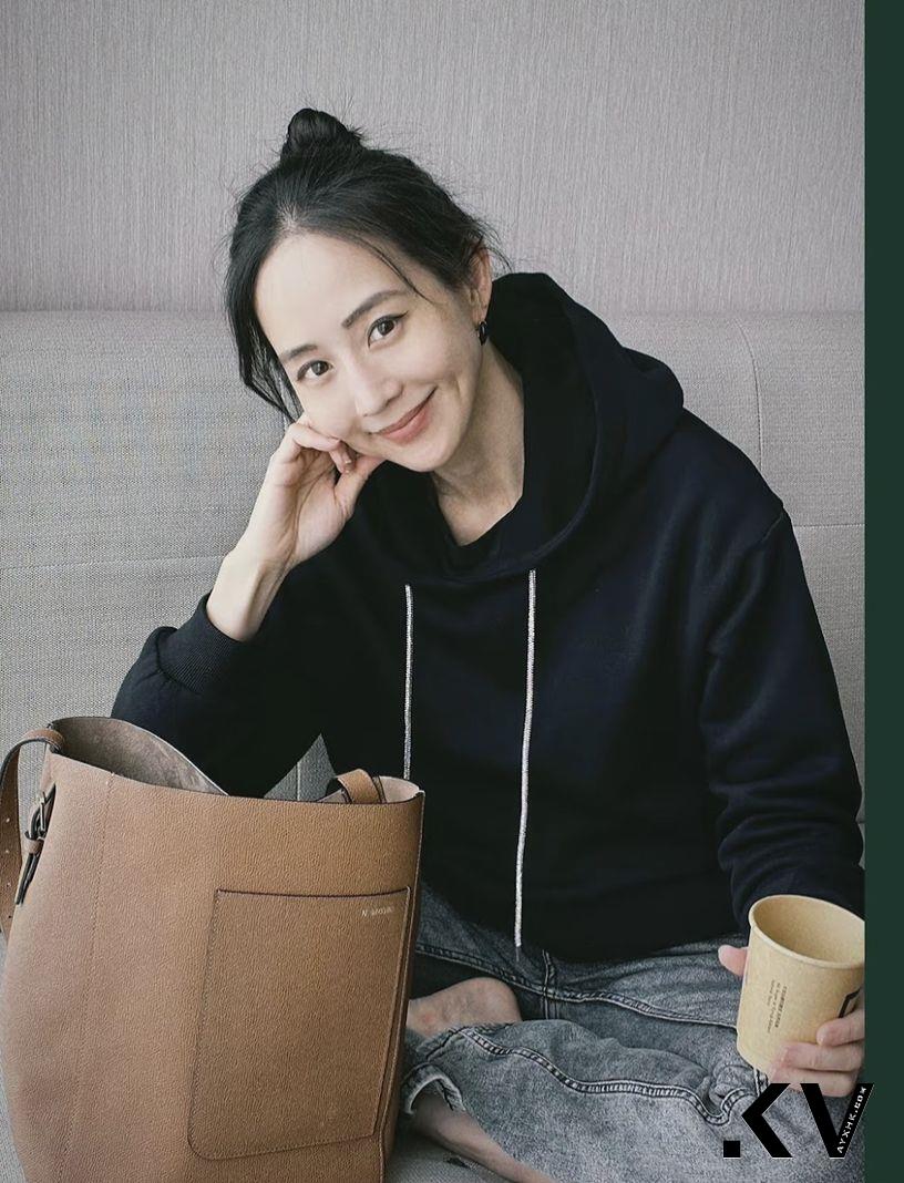 张钧甯抢晒“贵妇爱牌”巧克力色水桶包　Valextra大尺寸松弛感美包超烧 名人名流 图1张