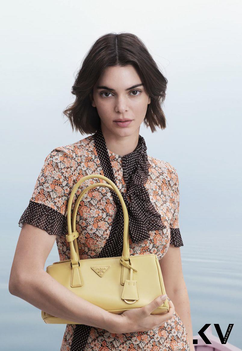 Prada夏日乳牛Galleria与尼龙新包登场！Hunter Schafer、Kendall耍辣示范 名人名流 图4张