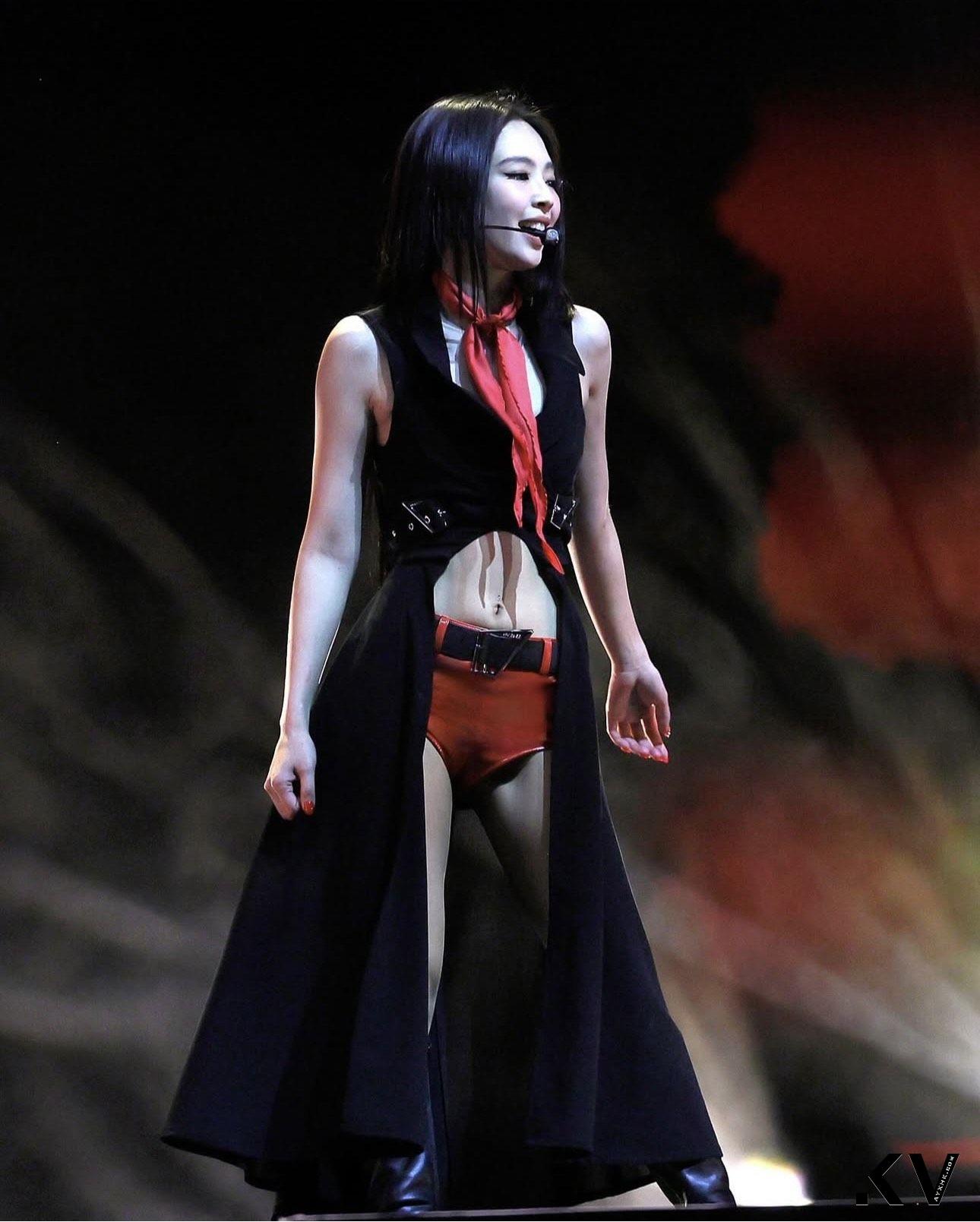 Jennie化身火辣女牛仔 　整套复刻1992年秀服好时髦 时尚穿搭 图1张