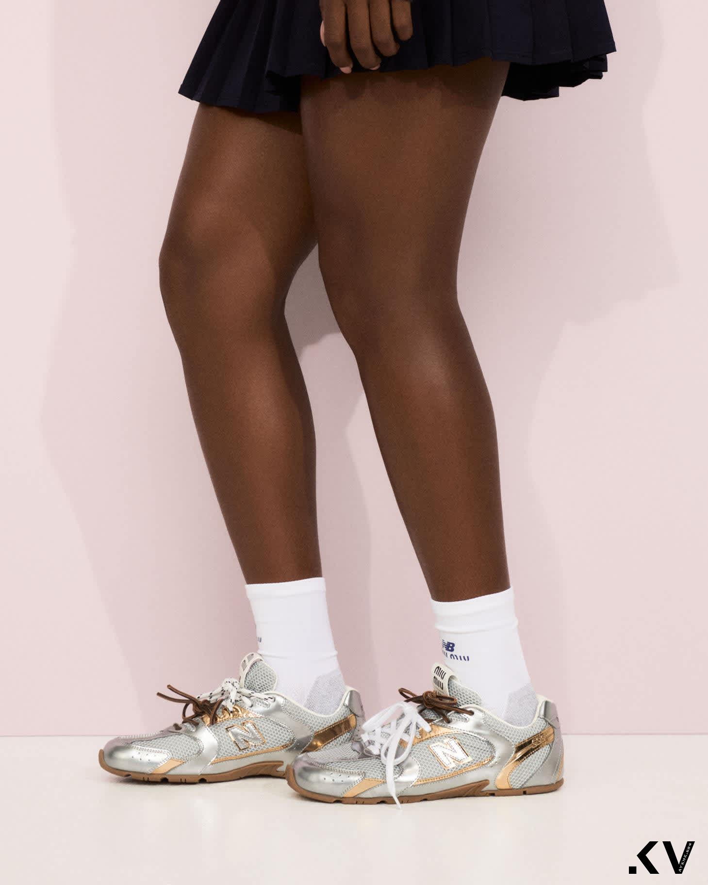 抢看人气Miu Miu x New Balance全新薄底鞋！科技感金属色、运动服超烧 时尚穿搭 图4张