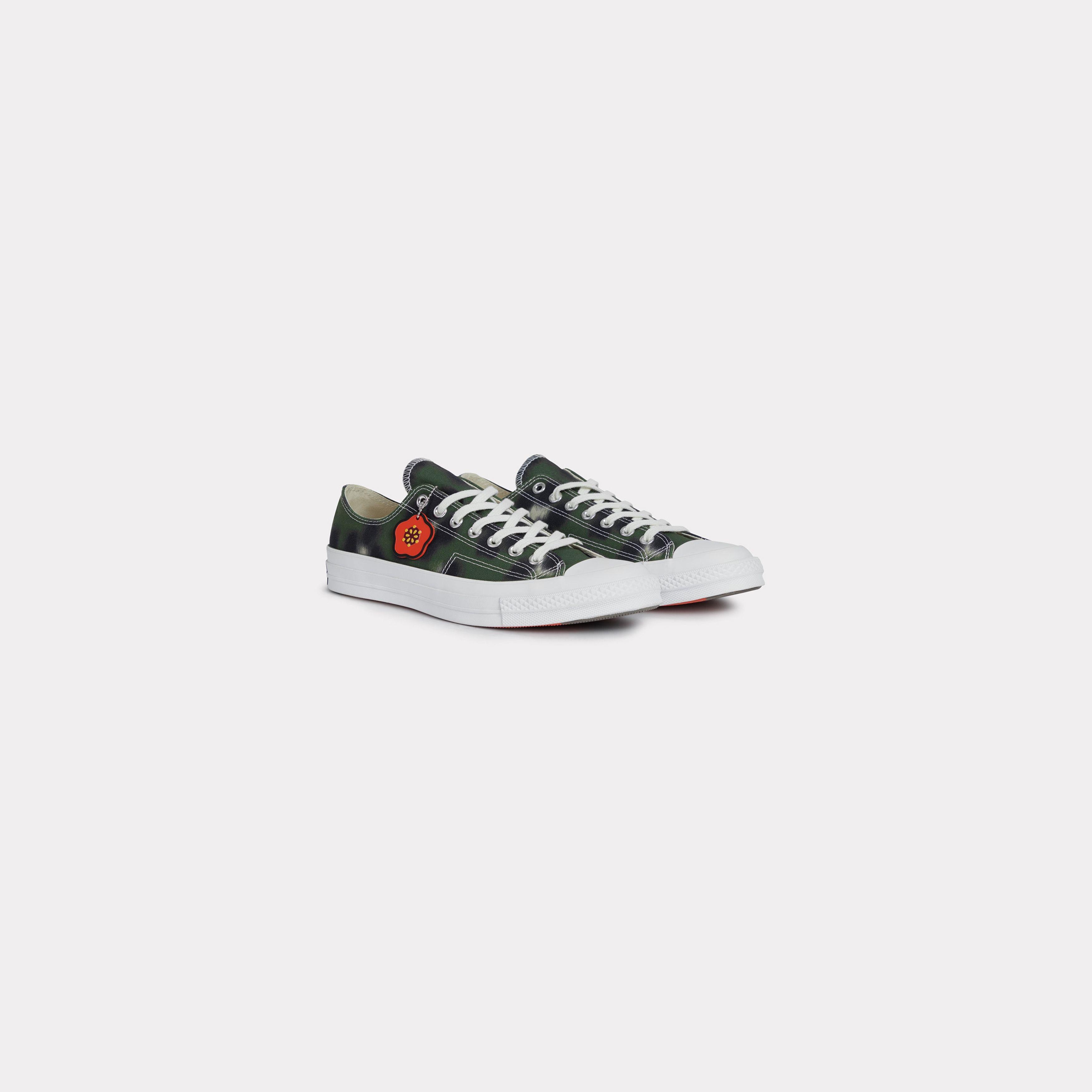 抢看人气Miu Miu x New Balance全新薄底鞋！科技感金属色、运动服超烧 时尚穿搭 图9张