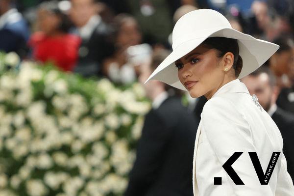 Met Gala／女星复古妆发上身！席德妮史威尼、杜娃黎波浏海抢戏有巧思 时尚穿搭 图1张