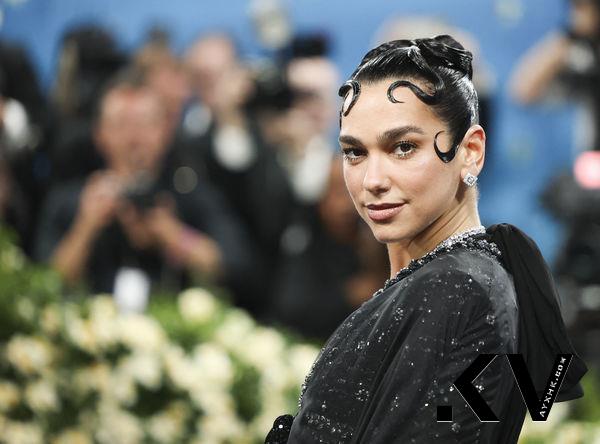 Met Gala／女星复古妆发上身！席德妮史威尼、杜娃黎波浏海抢戏有巧思 时尚穿搭 图2张