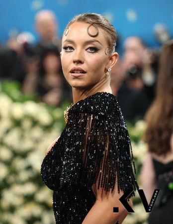 Met Gala／女星复古妆发上身！席德妮史威尼、杜娃黎波浏海抢戏有巧思 时尚穿搭 图3张